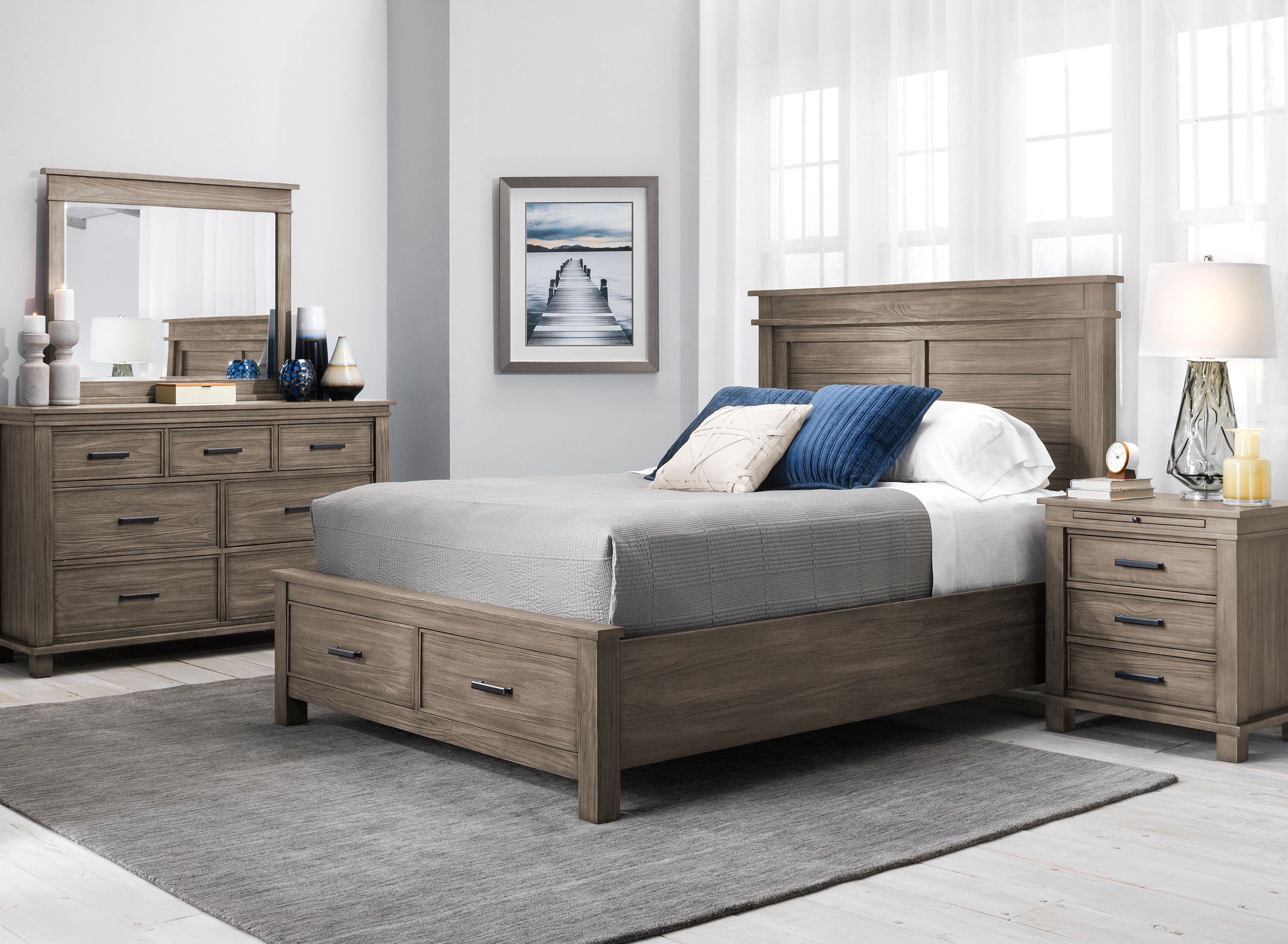 Queen bed raymour deals flanigan